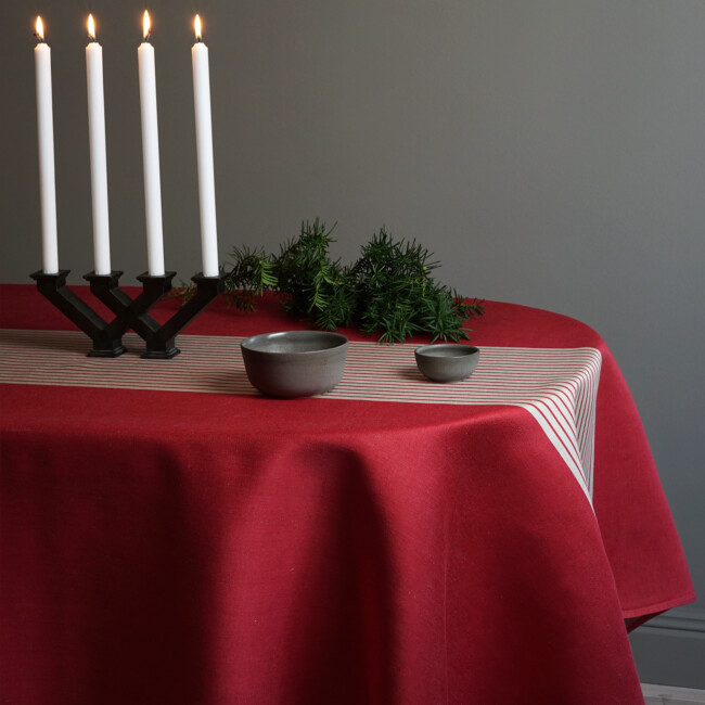 Rotes Weihnachtstuch aus Leinen, Gillet mit ungebleichtem Streifen in der Mitte und am Rand.