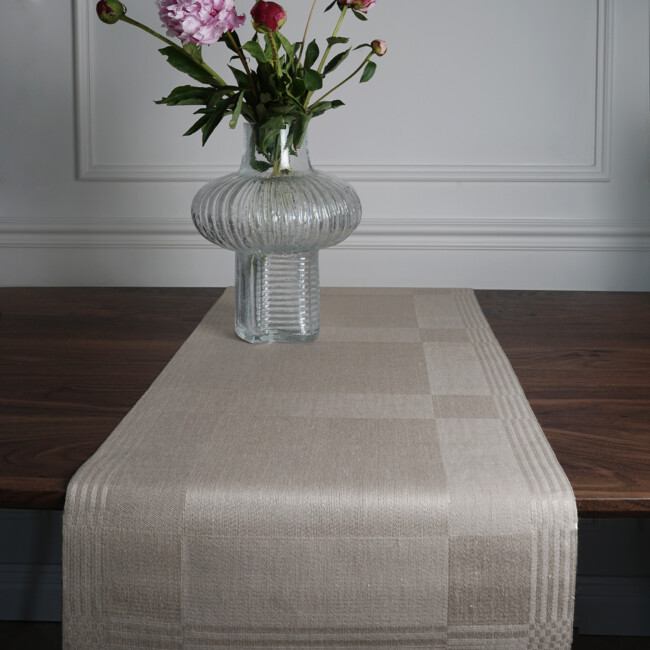 Cover image of the table runner Nobel in sand by Klassbol&#39;s linen fabric