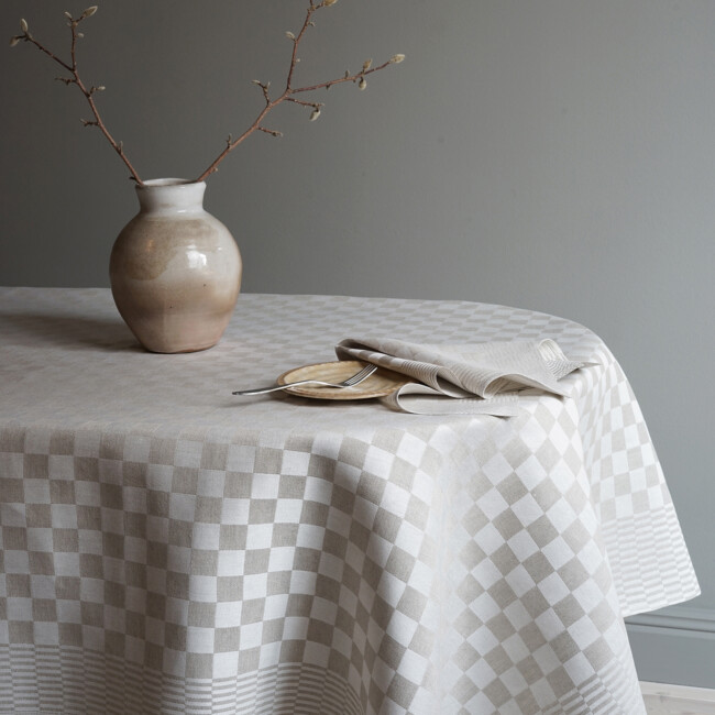 Schackrutan- tablecloth-black-narbild-classball-linen fabric