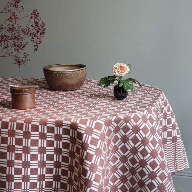 Table cloth in checkered striped monster in the color rust brown, tablecloth with a large brown shell and a brown jar and flower-class ball linen fabric