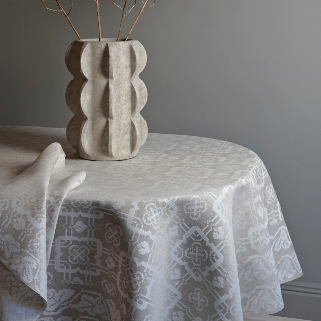 Cover image of Vinrankan tablecloth in the color unbleached Klassbols Linnevaveri